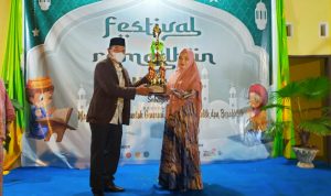 Meski Hari Libur Andi Utta Serahkan Piala Bergilir Bupati Bulukumba kepada Pemenang Festival Ramadan Bira