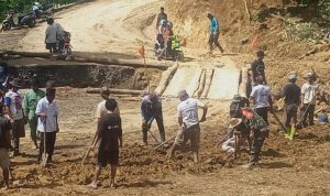 Usai Jembatan Darurat Dikerja, Giliran Warga Tamaona Bersama TNI Gotong Royong Bersihkan Sisa Material
