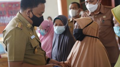 Ilham Azikin Salurkan Bantuan untuk 68 Korban Angin Kencang Bantaeng, Masing Masing Rp 15 Juta