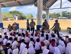 Upaya Peningkatan Literasi: Polwan Polres Bulukumba Bagikan Buku Gratis Ke Siswa SD di Bontonyeleng