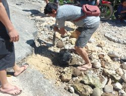Perbaikan Ruas Jalannya Dihilangkan, Warga Desa Kindang Hancurkan Jalanan